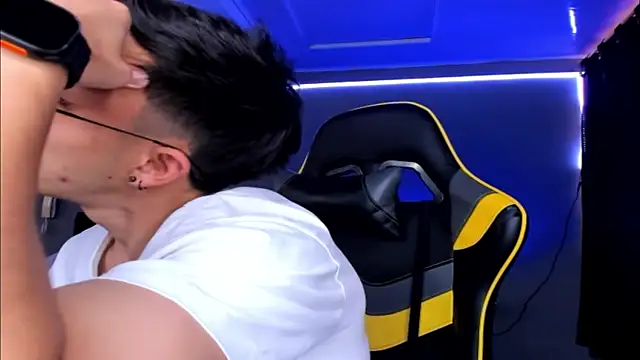 Snapshot of alexgiraldo__ chatting on 10/11/25, 09:02 alexgiraldo online show from 10/11/25, 09:02