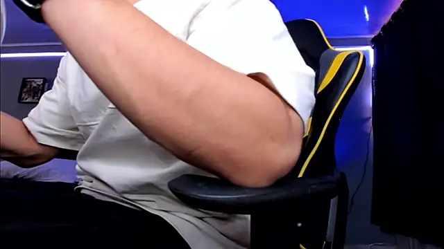 Snapshot of alexgiraldo__ chatting on 10/12/25, 05:34 alexgiraldo online show from 10/12/25, 05:34