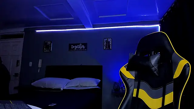 Snapshot of alexgiraldo__ chatting on 10/13/25, 10:37 alexgiraldo online show from 10/13/25, 10:37