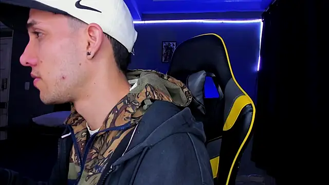 Snapshot of alexgiraldo__ chatting on 10/14/25, 11:00 alexgiraldo online show from 10/14/25, 11:00