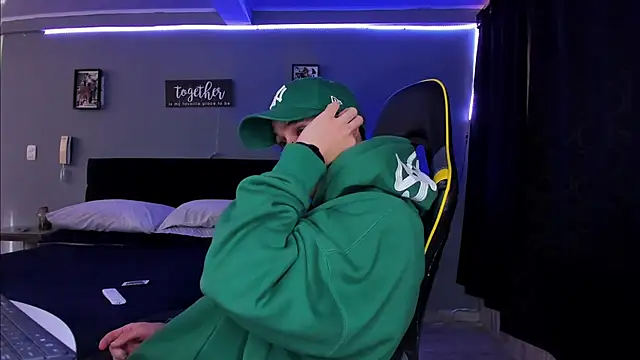 Snapshot of alexgiraldo__ chatting on 10/15/25, 12:49 alexgiraldo online show from 10/15/25, 12:49