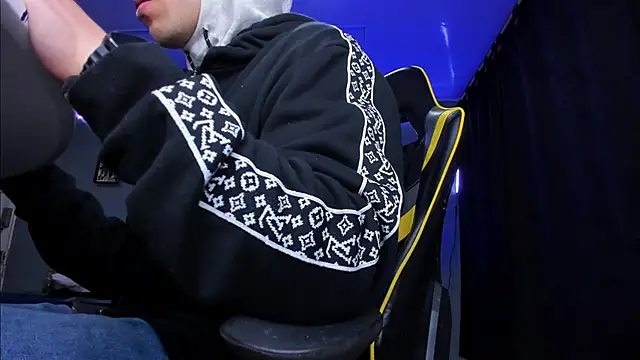 Snapshot of alexgiraldo__ chatting on 10/16/25, 11:00 alexgiraldo online show from 10/16/25, 11:00