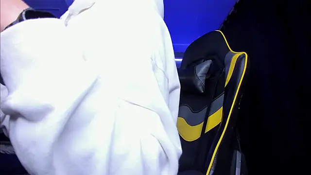 Snapshot of alexgiraldo__ chatting on 10/20/25, 02:45 alexgiraldo online show from 10/20/25, 02:45