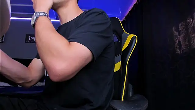 Snapshot of alexgiraldo__ chatting on 10/21/25, 02:29 alexgiraldo online show from 10/21/25, 02:29