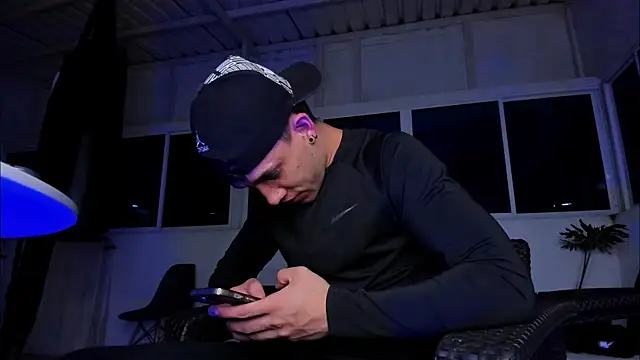 Snapshot of alexgiraldo__ chatting on 10/22/25, 02:34 alexgiraldo online show from 10/22/25, 02:34