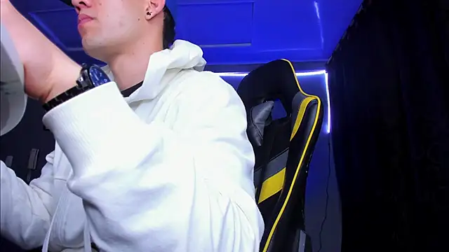 Snapshot of alexgiraldo__ chatting on 10/23/25, 02:11 alexgiraldo online show from 10/23/25, 02:11