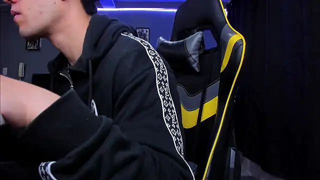 Snapshot of alexgiraldo__ chatting on 10/24/25, 09:49 alexgiraldo online show from 10/24/25, 09:49