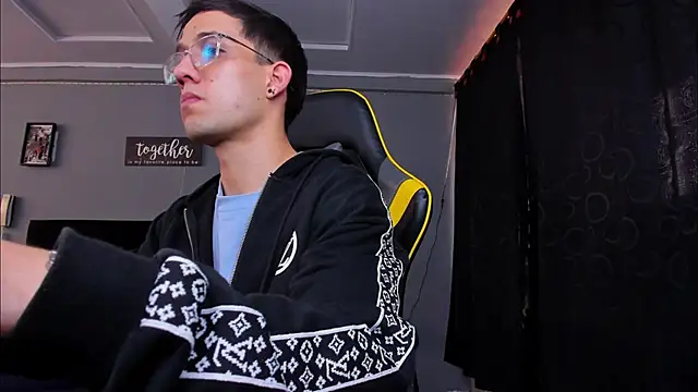 Snapshot of alexgiraldo__ chatting on 10/25/25, 12:13 alexgiraldo online show from 10/25/25, 12:13