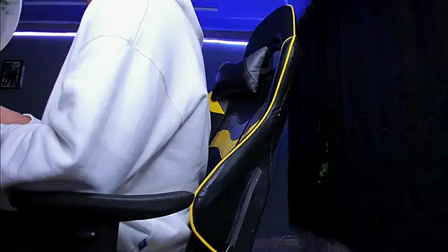 Snapshot of alexgiraldo__ chatting on 10/27/25, 03:21 alexgiraldo online show from 10/27/25, 03:21