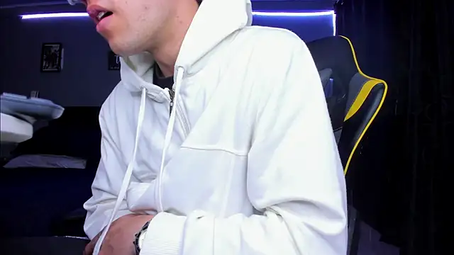 Snapshot of alexgiraldo__ chatting on 10/28/25, 02:04 alexgiraldo online show from 10/28/25, 02:04