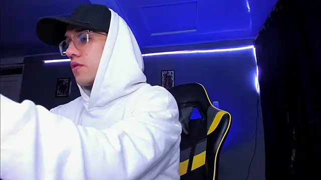 Snapshot of alexgiraldo__ chatting on 10/30/25, 10:16 alexgiraldo online show from 10/30/25, 10:16