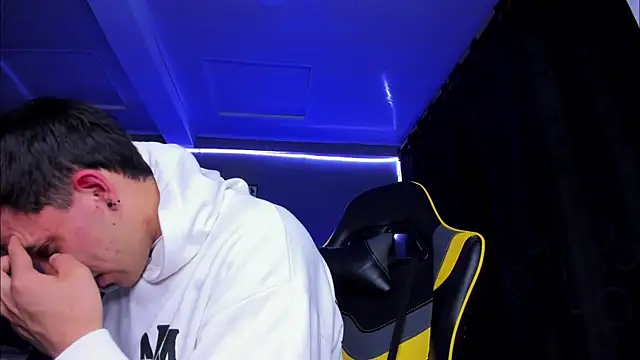 Snapshot of alexgiraldo__ chatting on 10/31/25, 04:35 alexgiraldo online show from 10/31/25, 04:35