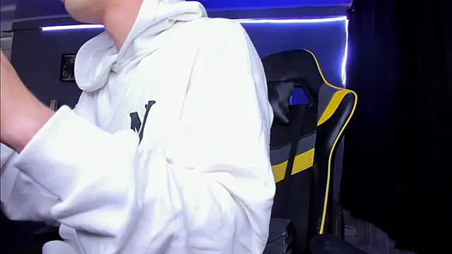 Snapshot of alexgiraldo__ chatting on 11/04/25, 12:37 alexgiraldo online show from 11/04/25, 12:37