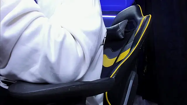 Snapshot of alexgiraldo__ chatting on 11/05/25, 05:40 alexgiraldo online show from 11/05/25, 05:40