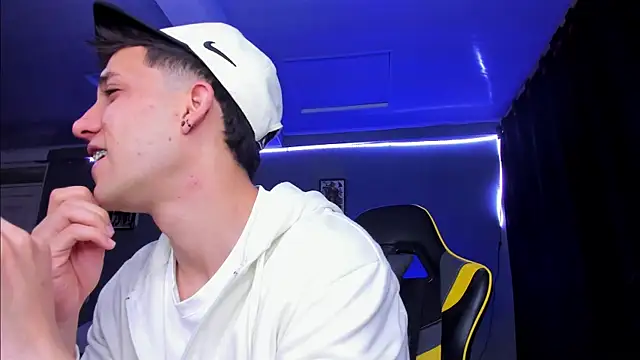 Snapshot of alexgiraldo__ chatting on 11/06/25, 12:06 alexgiraldo online show from 11/06/25, 12:06