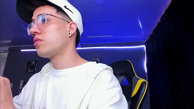 Snapshot of alexgiraldo__ chatting on 11/07/25, 12:16 alexgiraldo online show from 11/07/25, 12:16