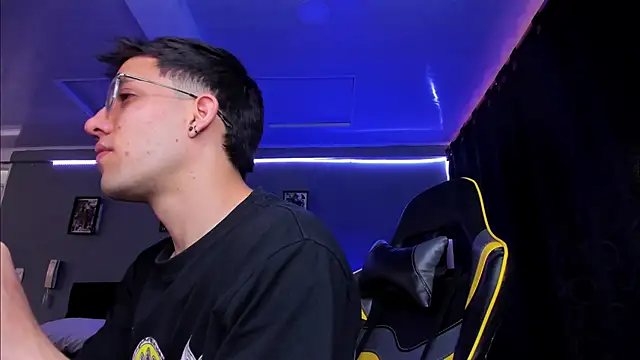 Snapshot of alexgiraldo__ chatting on 11/08/25, 12:16 alexgiraldo online show from 11/08/25, 12:16