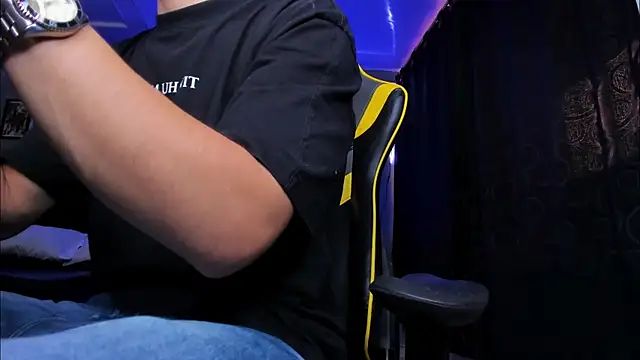 Snapshot of alexgiraldo__ chatting on 11/10/25, 12:48 alexgiraldo online show from 11/10/25, 12:48