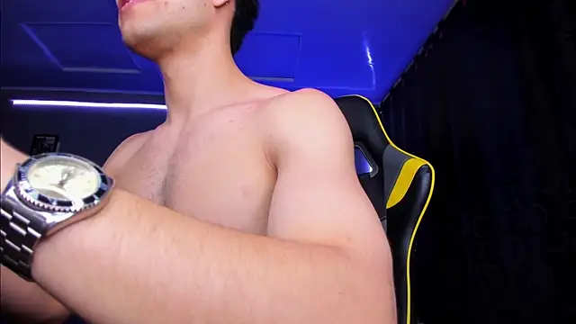 Snapshot of alexgiraldo__ chatting on 11/12/25, 02:45 alexgiraldo online show from 11/12/25, 02:45