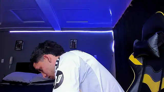 Snapshot of alexgiraldo__ chatting on 11/13/25, 03:55 alexgiraldo online show from 11/13/25, 03:55