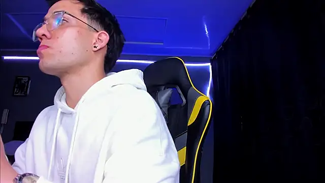 Snapshot of alexgiraldo__ chatting on 11/14/25, 05:06 alexgiraldo online show from 11/14/25, 05:06