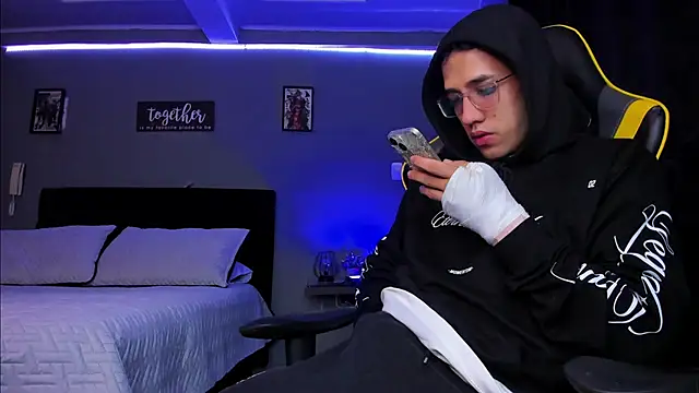 Snapshot of alexgiraldo__ chatting on 11/24/25, 07:19 alexgiraldo online show from 11/24/25, 07:19