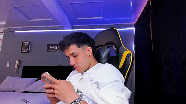 Snapshot of alexgiraldo__ chatting on 11/29/25, 01:36 alexgiraldo online show from 11/29/25, 01:36