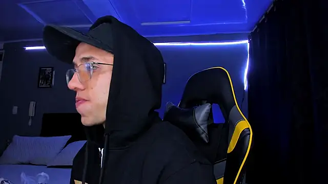 Snapshot of alexgiraldo__ chatting on 12/01/25, 06:18 alexgiraldo online show from 12/01/25, 06:18