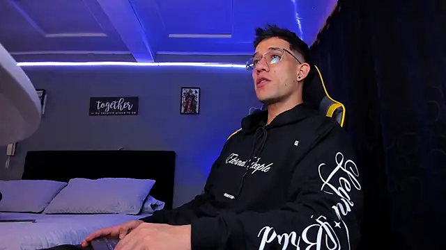 Snapshot of alexgiraldo__ chatting on 12/02/25, 11:48 alexgiraldo online show from 12/02/25, 11:48