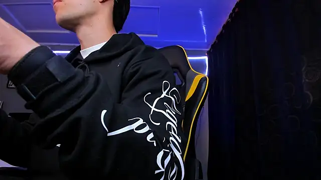 Snapshot of alexgiraldo__ chatting on 12/03/25, 11:52 alexgiraldo online show from 12/03/25, 11:52