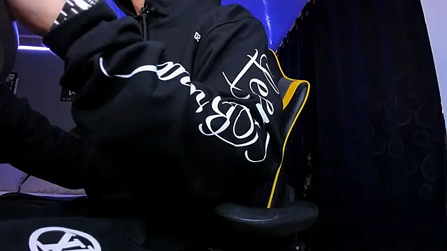 Snapshot of alexgiraldo__ chatting on 12/04/25, 12:25 alexgiraldo online show from 12/04/25, 12:25