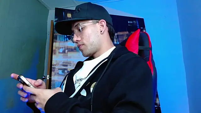 Snapshot of alexgiraldo__ chatting on 04/11/26, 01:54 alexgiraldo online show from 04/11/26, 01:54