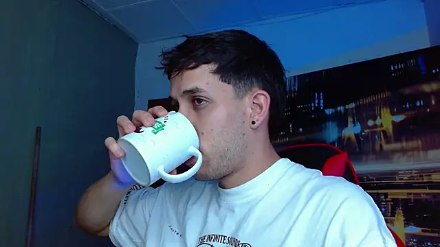 Snapshot of alexgiraldo__ chatting on 04/12/26, 02:05 alexgiraldo online show from 04/12/26, 02:05