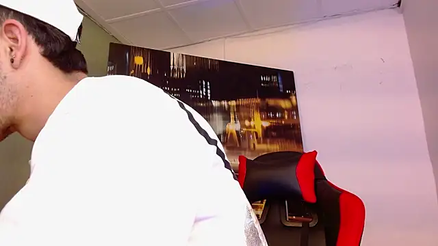 Snapshot of alexgiraldo__ chatting on 04/15/26, 02:40 alexgiraldo online show from 04/15/26, 02:40