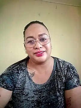 Snapshot of EmmaKantutera chatting on 12/19/25, 11:01 EmmaKantutera online show from 12/19/25, 11:01