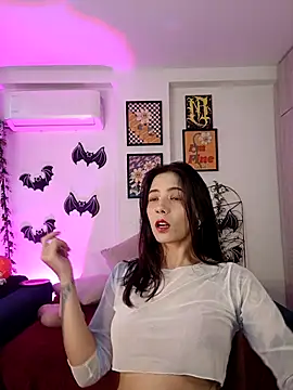 Snapshot of mishelkrave_ chatting on 10/28/25, 10:23 mishelkrave online show from 10/28/25, 10:23