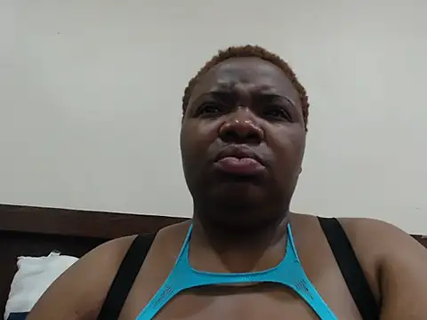 Snapshot of VoluptuousXX5 chatting on 09/10/25, 04:23 VoluptuousXX5 online show from 09/10/25, 04:23