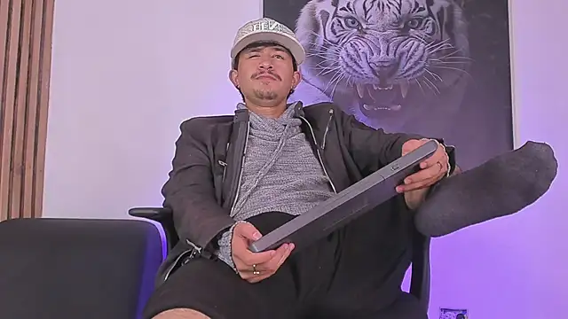 Snapshot of DimitriDeluxe chatting on 09/28/25, 11:48 DimitriDeluxe online show from 09/28/25, 11:48