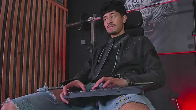 Snapshot of DimitriDeluxe chatting on 11/12/25, 07:46 DimitriDeluxe online show from 11/12/25, 07:46