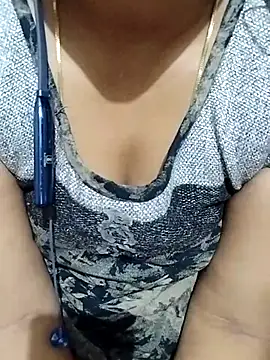 Snapshot of Varsha21 chatting on 10/29/25, 12:07 Varsha21 online show from 10/29/25, 12:07