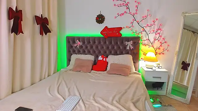 NikkiBustt online show from 12/22/25, 08:50