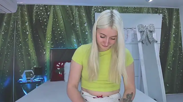 HollyTailors online show from 12/14/25, 06:30