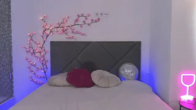 HollyTailors online show from 04/14/26, 12:22