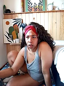 Snapshot of IVONNE_COLLINS33 chatting on 10/28/25, 03:04 IVONNE COLLINS33 online show from 10/28/25, 03:04