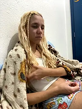 Snapshot of Bruna551 chatting on 11/06/25, 03:18 Bruna551 online show from 11/06/25, 03:18