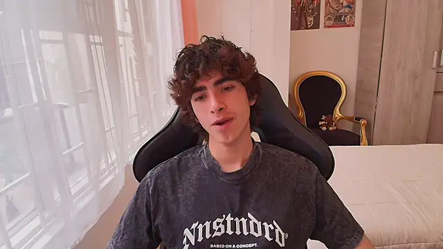 Snapshot of Nude_Boy18 chatting on 10/23/25, 09:35 Nude Boy18 online show from 10/23/25, 09:35