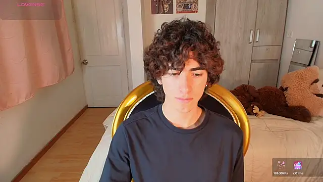 Snapshot of Nude_Boy18 chatting on 11/22/25, 01:37 Nude Boy18 online show from 11/22/25, 01:37