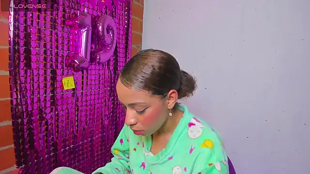 yumi hanna online show from 09/23/25, 01:52