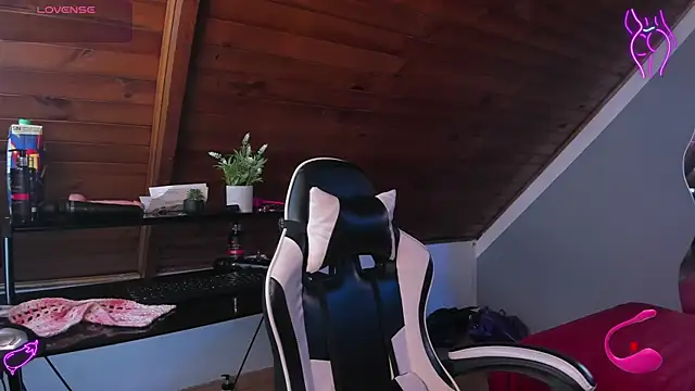 yumi hanna online show from 12/17/25, 09:10