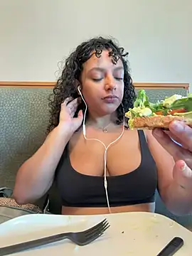 Snapshot of allybluee777 chatting on 02/24/26, 01:31 allybluee777 online show from 02/24/26, 01:31